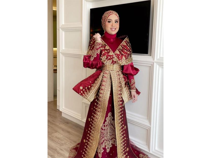 Putri Ariani tampil memukau dalam balutan pakaian desainer TiffanyLiemStudio ketika menjadi pengisi acara HUT Kemerdekaan ke-78 Republik Indonesia di Istana Negara.