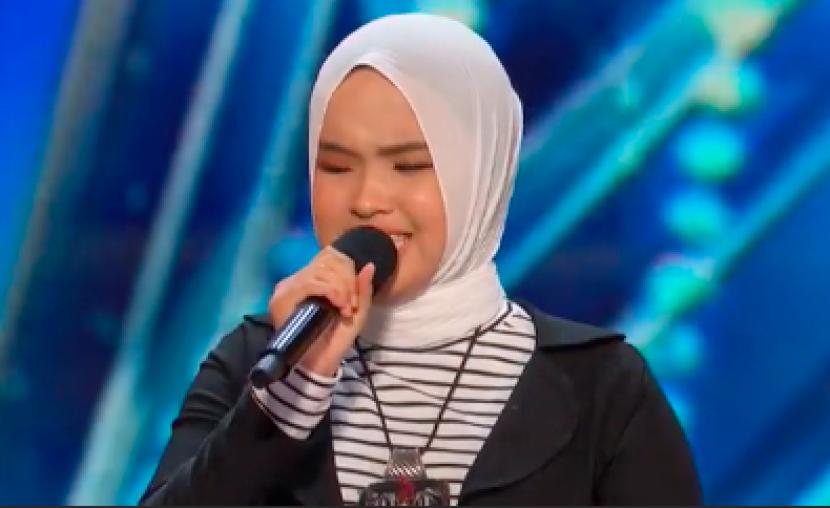 Putri Ariani, penyanyi asal Indonesia, meraih golden buzzer dari juri Americas Got Talent, Simon Cowell.