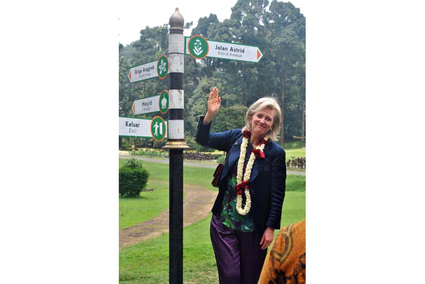 Putri Astrid dari Kerajaan Belgia menunjukkan papan nama jalan Astrid di Kebun Raya Bogor, Jawa Barat, Rabu (16/3). 