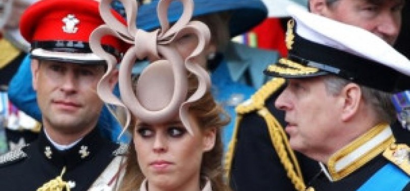 Putri Beatrice saat mengenakan topi mirip 'dudukan toilet'.