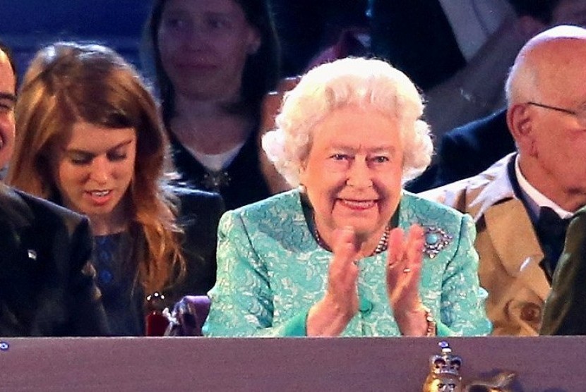 Putri Beatrice tampak tertunduk di depan ponselnya di sela-sela perayaan ulang tahun Ratu Elizabeth.