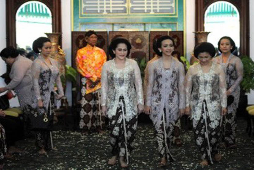 Putri bungsu Sri Sultan Hamengku Buwono X, GKR Bendara (ketiga kanan) diapit kerabat untuk memulai prosesi pingitan di Bangsal Sekar Kedaton, Kompleks Kraton Yogyakarta, Yogyakarta, Ahad (16/10).