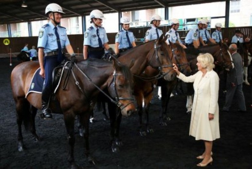 Putri Camilla saat mengunjungi satuan polisi berkuda. 