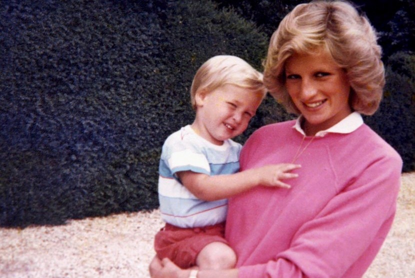 Putri Diana menggendong Pangeran Harry kecil.