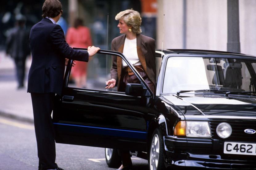 Putri Diana tampak keluar dari Ford Escort tipe RS Turbo Series 1 miliknya. Mobil tersebut terjual seharga 650 ribu poundsterling dalam acara lelang pada Sabtu (27/8/2022).