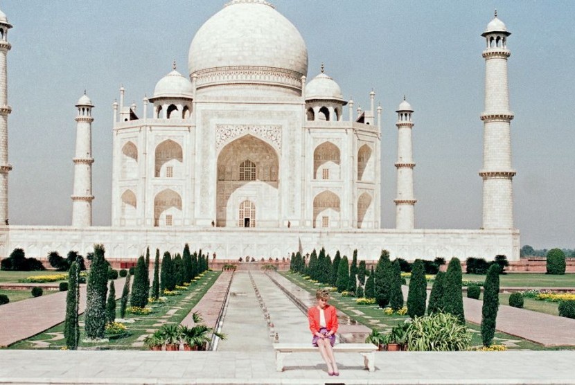 Putri Diana terduduk sendirian dengan latar Taj Mahal dalam lawatannya di tahun 1992.(ist)