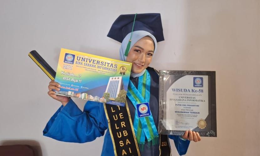 Putri Dwi Prihartini, mahasiswi Program Studi Perhotelan Universitas BSI berhasil menjadi lulusan terbaik.