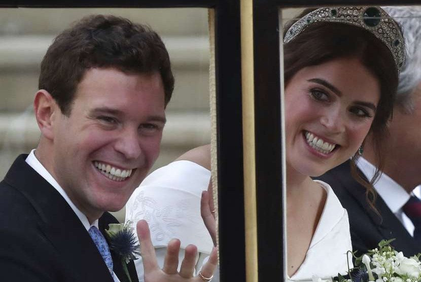 Putri Eugenie dari York dan suaminya Jack Brooksbank usai upacara pernikahan di St George's Chapel, Windsor Castle, Inggris, Jumat (12/10).