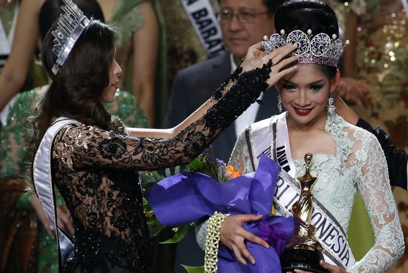 Putri Indonesia 2015 Anindya Kusuma Putri saat mendapatkan mahkotanya dari Miss Universe Paulina Vega