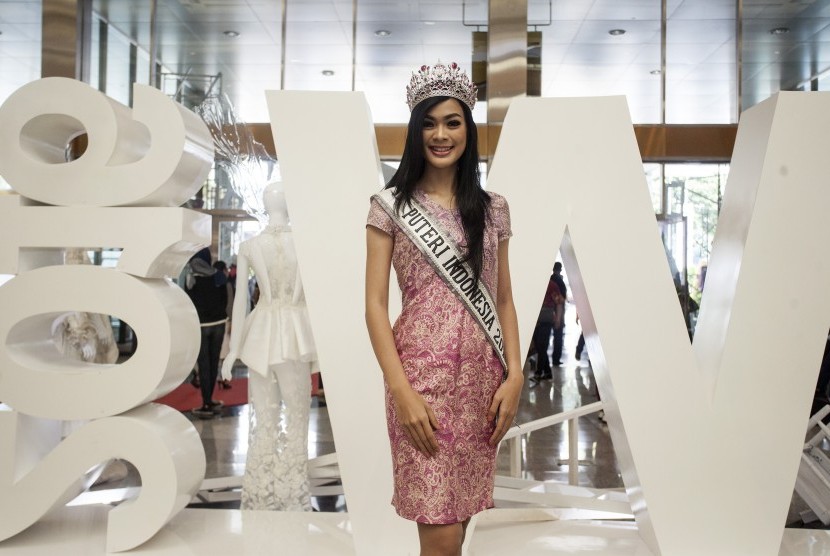 Putri Indonesia 2016 Kezia Roslin Cikita Warouw berpose saat hadir dalam acara Indonesia Fashion Week 2016 di Jakarta Convention Center, Jakarta, Kamis (10/3).