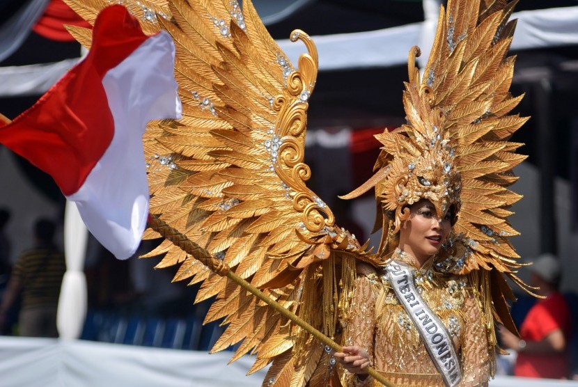 Putri Indonesia 2017 Bunga Jelitha Ibrani mengenakan kostum Garuda Emas saat tampil di Jember Fashion Carnaval (JFC) ke-16 di Jember, Jawa Timur, Ahad (13/8).