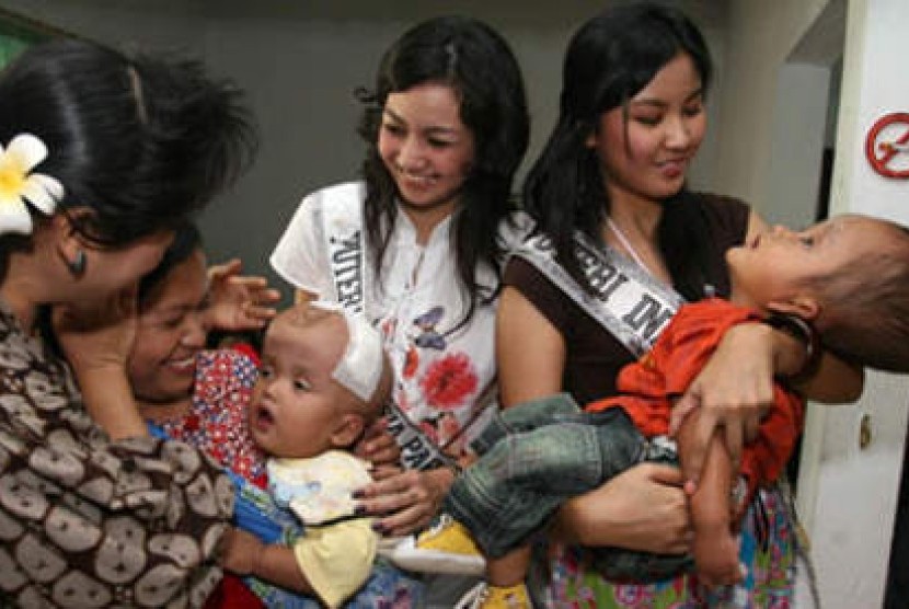Putri Indonesia bersama pasien anak hidrocephalus yang mendapat bantuan operasi dari yayasan milik Anne Avantie, Wisma Kasih Bunda