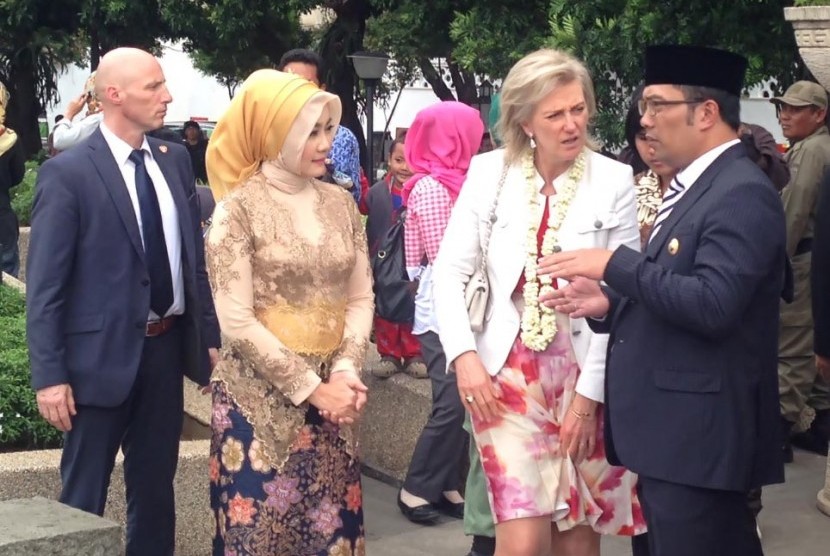 Putri Kerajaan Belgia Astrid Jisephine bersama Wali Kota Bandung Ridwan Kamil (berpeci), di Alun-alun Kota Bandung, Kamis (17/3). Zuli Istqomah (C26)