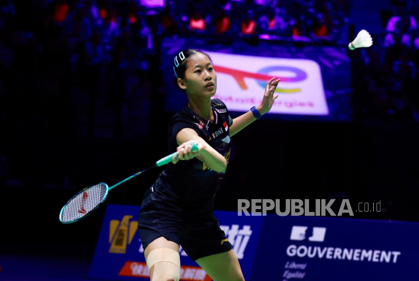 Putri Kusuma Wardani beraksi di semifinal Kejuaraan Dunia Bulu Tangkis 2025 melawan Akane Yamaguchi di Adidas Arena, Paris, Sabtu (30/8/2025).