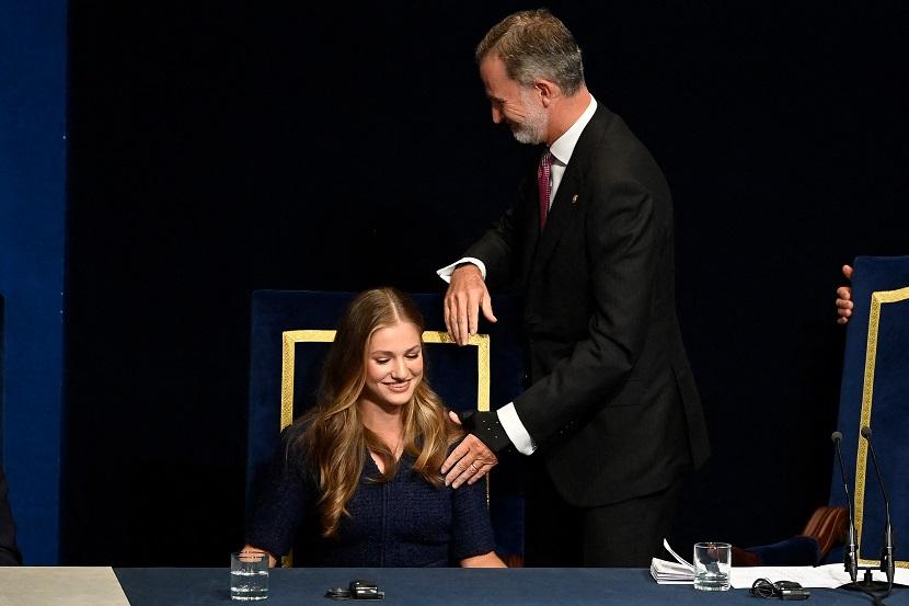 Putri Mahkota Spanyol Asturias Leonor (Kiri) dan Raja Spanyol Felipe VI memimpin upacara penghargaan Putri Asturias 2023 di teater Campoamor di Oviedo pada 20 Oktober 2023.