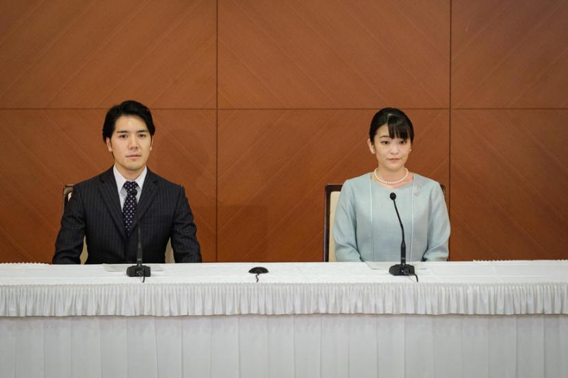 Putri Mako dan suaminya Kei Komuro dalam konferensi pers setelah pernikahannya, Selasa (26/10). Suami Putri Mako kembali diterpa berita miring karena gagal ujian pengacara di AS. 