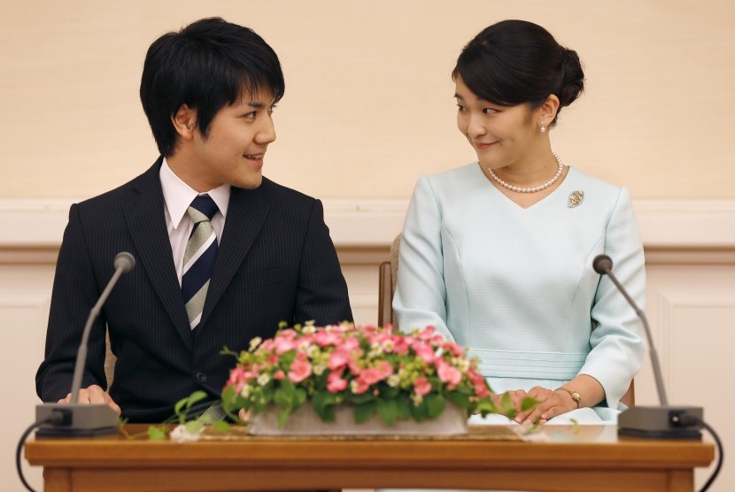 Putri Mako (kanan) memandang tunangannya Kei Komuro.