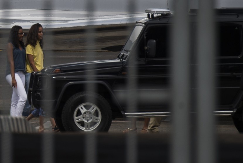 Malia Obama (right) and Sasha Obama arrived with their parents at Halim Perdanakusuma airport, Jakarta, Friday (June 30). 