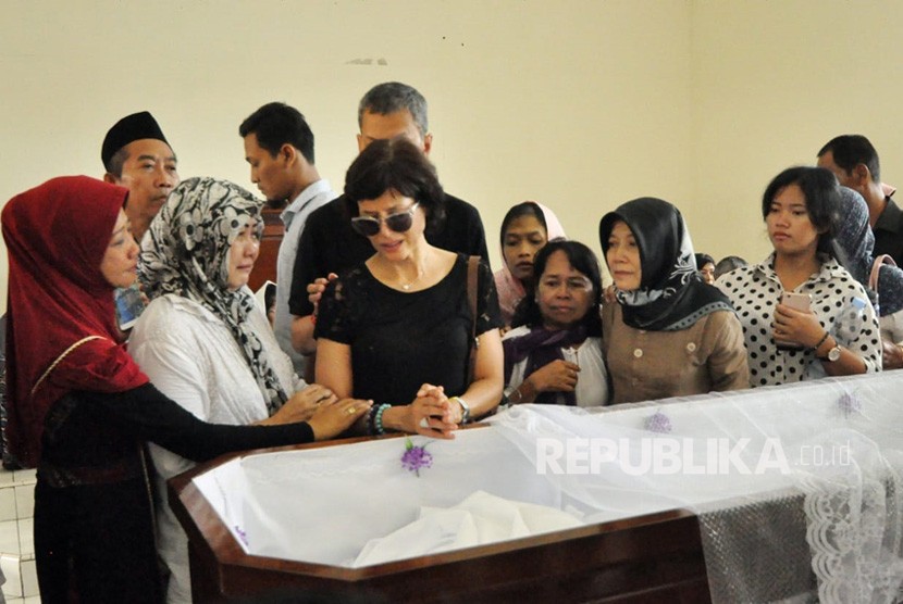 Putri NH Dini, Marie Claire Lintang Coffin (berkacamata hitam)  saat memberikan penghormatan terakhir kepada ibundanya, di aula Santa Ana Wisma Lansia Harapan Asri, banyumanik, Kota Semarang, Rabu (5/12).