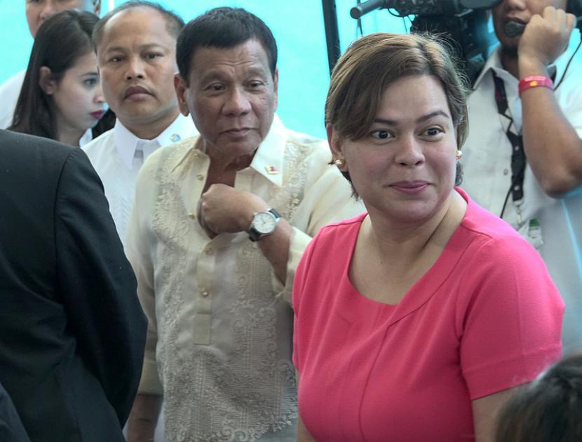 Putri mantan Presiden Filipina Rodrigo Duterte, Sara Duterte-Carpio (berbaju merah muda, kanan) dilantik menjadi Wakil Presiden Filipina.