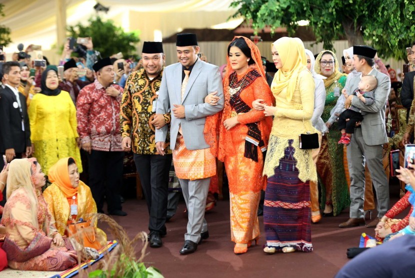 Putri Presiden Joko Widodo, Kahiyang Ayu (depan, kedua kanan) bersama suaminya Bobby Afif Nasution mengikuti ritual adat Mangalo-alo Mora pada ngunduh mantu resepsi pernikahannya di Medan, Sumatera Utara, Jumat (24/11).