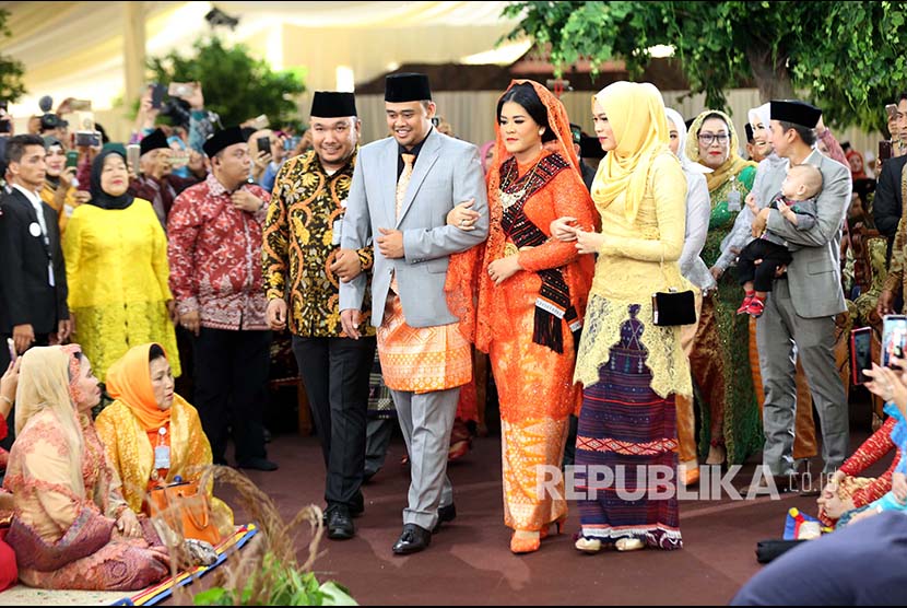 Putri Presiden Joko Widodo, Kahiyang Ayu (depan, kedua kanan) bersama suaminya Bobby Afif Nasution mengikuti ritual adat 
