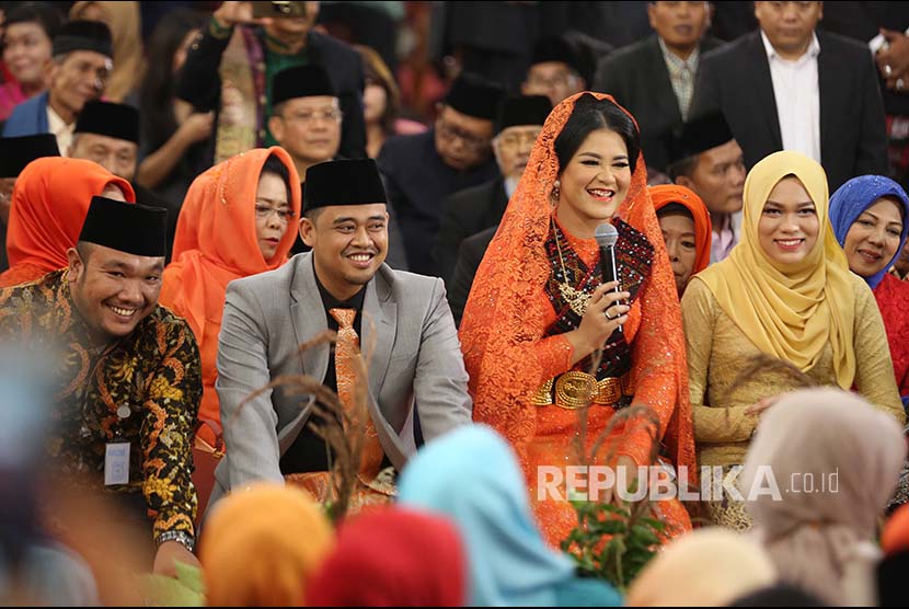 Putri Presiden Joko Widodo, Kahiyang Ayu (kedua kanan) bersama suaminya Bobby Afif Nasution mengikuti ritual adat 