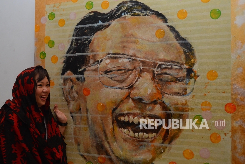 Putri Presiden keempat indonesia K.H Abdurrahman Wahid, Inayah Wahid melihat koleksi foto Gus Dur di rumah pergerakan Gus Dur saat acara peresmian di Menteng, Jakarta Pusat, Ahad (24/1).