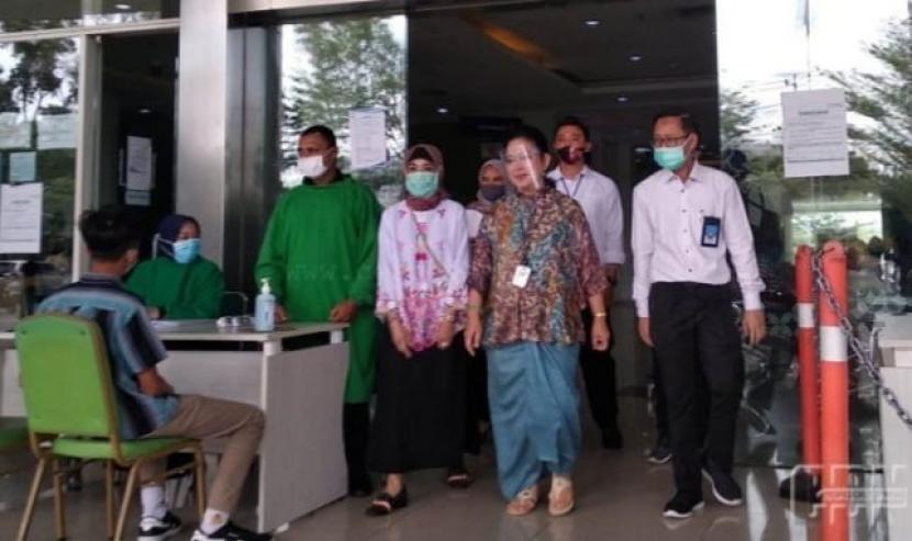 Putri Presiden Soeharto, Siti Hediati Hariyadi atau Titiek Soeharto, memberikan bantuan alat pelindung diri (APD) kepada Rumah Sakit (RS) Universitas Sebelas Maret (UNS) Solo.