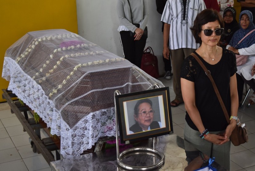 Putri sastrawan Nurhayati Sri Hardini Siti Nukatin atau NH Dini (82), Marie Claire Lintang Coffin (kanan) berdiri di samping peti jenazah ibunya sebelum proses kremasi di Krematorium Gotong Royong, Ambarawa, Kabupaten Semarang, Jawa Tengah, Rabu (5/12/2018).