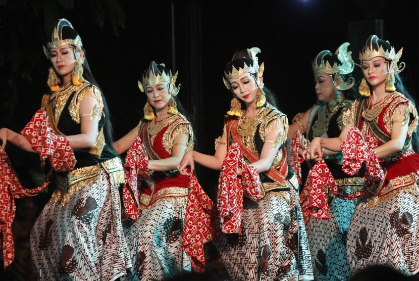 Putri sulung Sri Sultan HB X, GKR Mangkubumi (kiri) dan putri bungsu Sri Sultan HB X, GKR Bendhara (tiga kiri) saat menari pementasan 