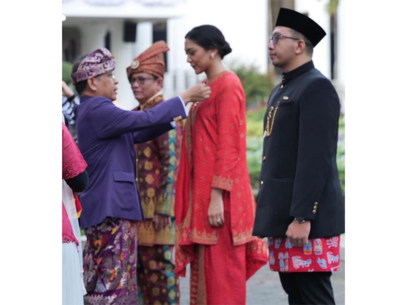 Putri Tanjung saat menerima tanda penghormatan Satyalencana Wira Karya saat menghadiri perayaan Hari Kemerdekaan ke-78 RI di kompleks Istana Kepresidenan, Jakarta. 