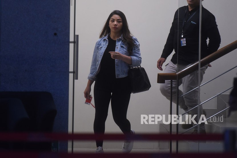 Putri tersangka kasus korupsi KTP Elektronik Setya Novanto, Dwina Michaella meninggalkan gedung KPK usai menjalani pemeriksaan di Jakarta, Kamis (21/12). 