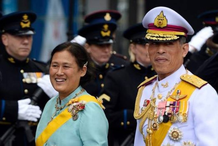 Putri Thailand Maha Chakri Sirindhorn (kiri) dan Pangeran Mahkota Maha Vajiralongkorn.