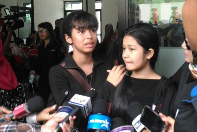 Putri Yana Zein, Aurelia Callista Carilla (kiri) dan Alika Pandora Salvine (kanan), saat menjawab pertanyaan dari awak media di Rumah Duka RSUP Fatmawati, Jakarta Selatan, Kamis (1/6).