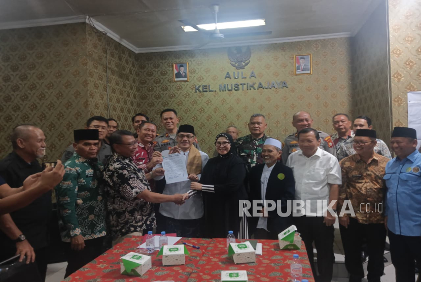 Putri Yeni alias Umi Cinta (tengah) usai melakukan klarifikasi di Bekasi, Kamis (14/8/2025).