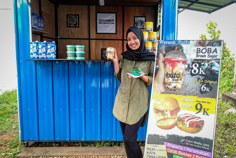 Putri Yuliani, mahasiswi Universitas BSI (Bina Sarana Informatika) kampus Pontianak membuka usaha Warunk Puffa, usaha yang bergerak di bidang kuliner ini terletak di Jalan Trans Kalimantan, Sungai Ambawang Kuala.