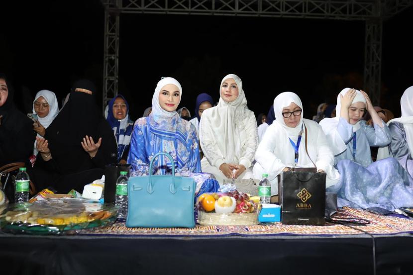 Putri Zulkifli Hasan (baju biru) saat mengikuti kegiatan Lampung Bersholawat bersama Habib Syech bin Abdul Qodir Assegaf dan Putri Zulkifli Hasan pada Sabtu (9/9) malam.