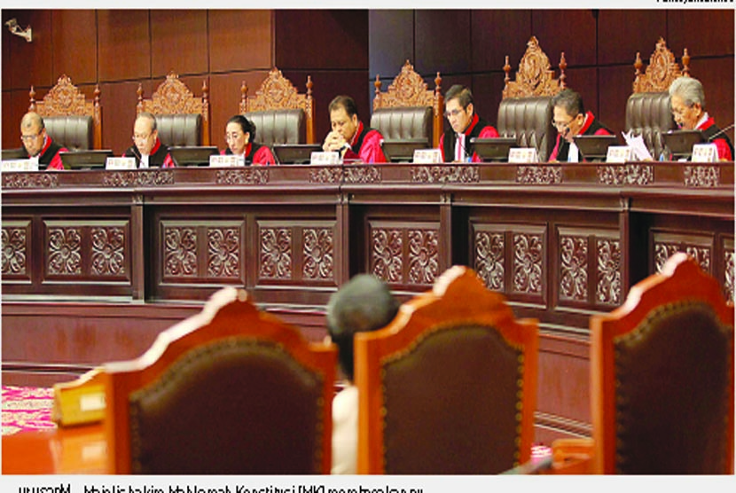 Putusan MK Majelis hakim Mahkamah  Konstitusi (MK) membacakan putusan uji materi Pasal 159 ayat 1 UU Pilpres di gedung MK ,Jakarta ,Kamis (3/7).