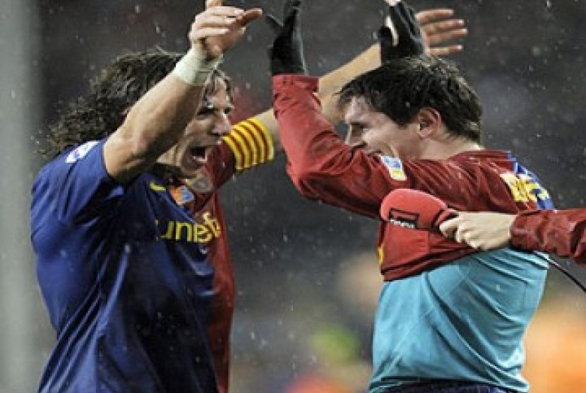 Carlos Puyol dan Lionel Messi (kanan) saat masih sama-sama memperkuat Barcelona.