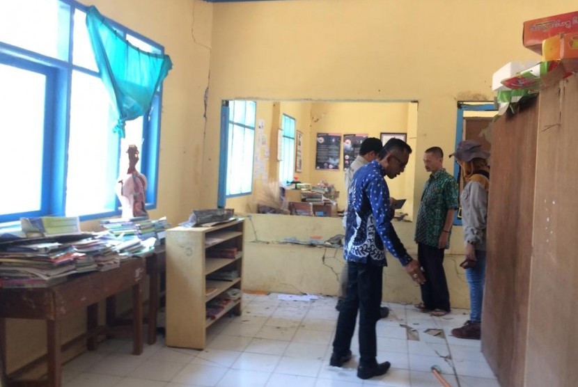 PVMBG memeriksa kondisi bangunan SDN 2 Kadupandak di Desa Kadupandak, Kecamatan Tambaksari, Kabupaten Ciamis, Kamis (7/11).