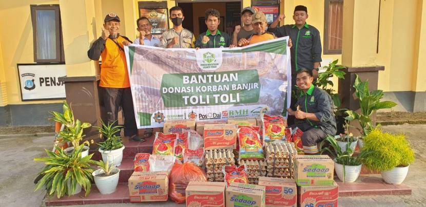 PW Pemuda Hidayatullah Sulawesi Tengah bekerja sama dan Pemuda Kampung Hijrah berbagi buka puasa berkah kepada penyintas banjir Desa Galumpang, Kamis  (7/4).