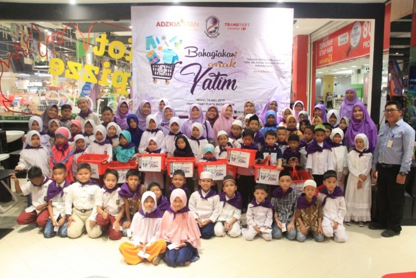 PW Salimah Sumut bekerja sama dengan Bimbingan Belajar Adzkia STAN  mengadakan acara belanja bersama anak yatim. Acara bertajuk Bahagiakan Anak Yatim ini dilaksanakan di Transmart Plaza Medan Fair pada Ahad (26/5).