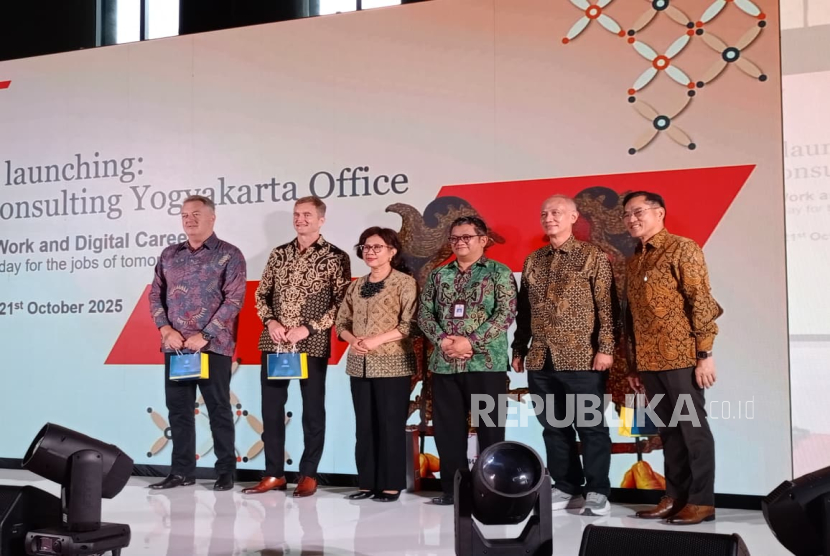 Martijn Peeters (President Director PwC Consulting Indonesia), Simon Gealy (CEO PwC South-East Asia Consulting) berfoto bersama dengan Rektor UGM dan tamu undangan lain, Selasa, (21/10/2025)  