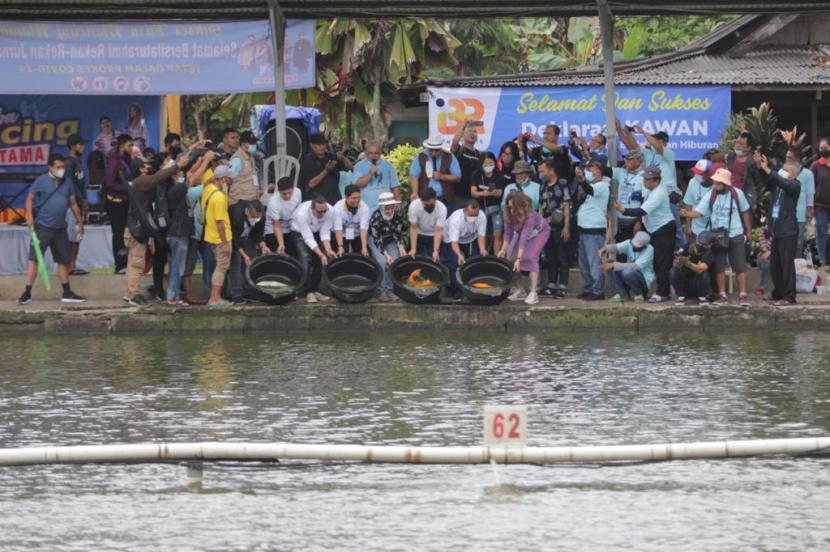 PWI Jaya dan IBR Relations melakukan seremoni lepas ikan dalam kegiatan memancing bersama.