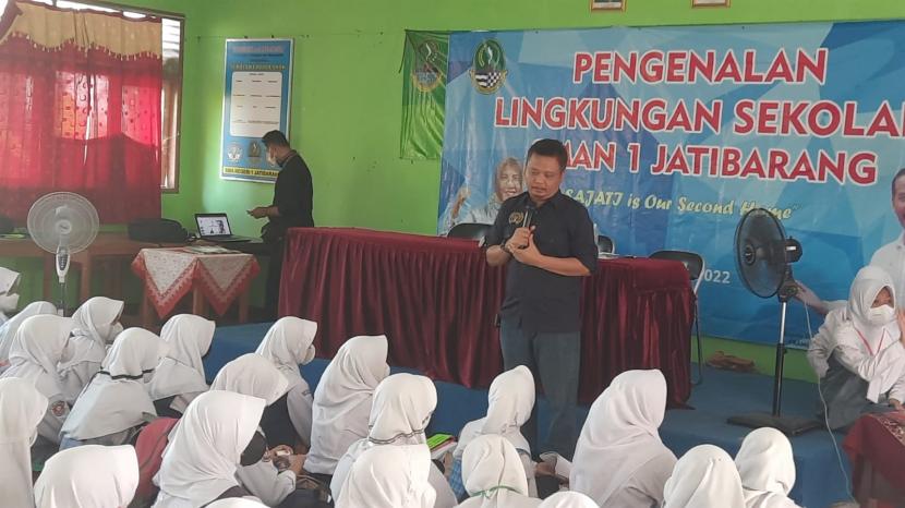 PWI Kabupaten Indramayu Dedy S Musashi memberikan materi seputar pemberitaan hoaks yang kian marak di dunia medsos pada siswa SMAN 1 Jatibarang saat pengenalan MPLS.