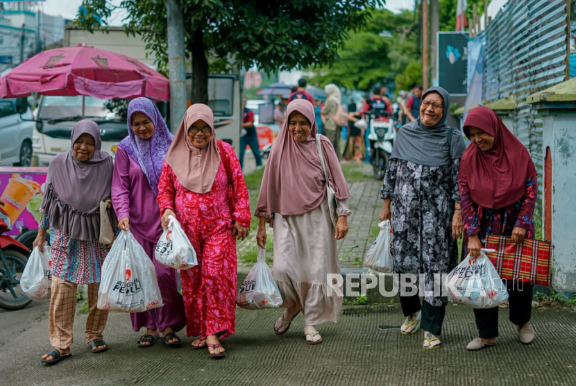 PWI Pusat dan Artha Graha Peduli melakukan bakti sosial untuk warga prasejahter di Serang, Banten, Sabtu (7/2/2026).