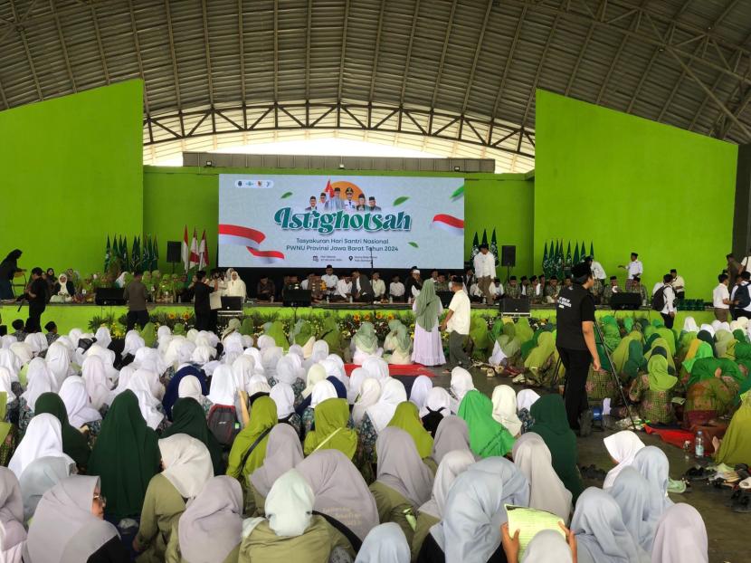 PWNU Jawa Barat (Jabar) menggelar peringatan Hari Santri Nasional (HSN) di Lapangan Upakarti, Kabupaten Bandung, Selasa (22/10/2024).