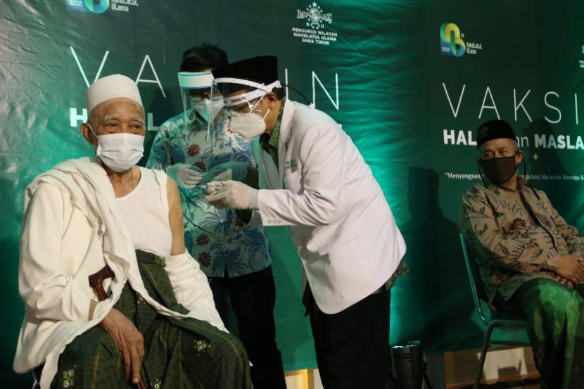 100 Kiai di Jatim Disuntik Vaksin Astrazeneca. Foto: PWNU Jawa Timur melaksanakan program vaksinasi Covid-19 kepada 98 kiai, ulama, dan tokoh Nahdlatul Ulama, Selasa (23/2). Ini menjadi vaksinasi kiai dan ulama pertama yang dilaksanakan di Jatim.