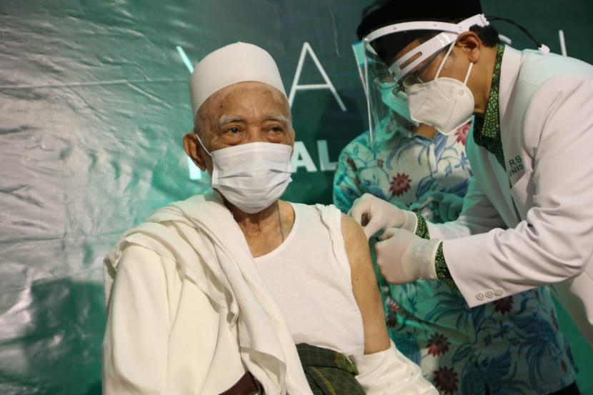 n program vaksinasi kepada 98 kiyai, ulama, dan tokoh Nahdlatul Ulama, Selasa (23/2).